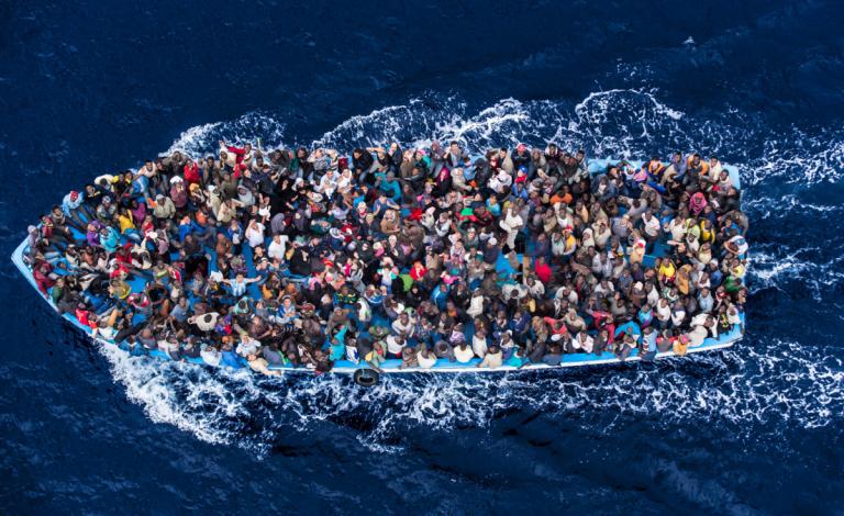 شهود عيان: غرق مركب يحمل نحو 400 مهاجر