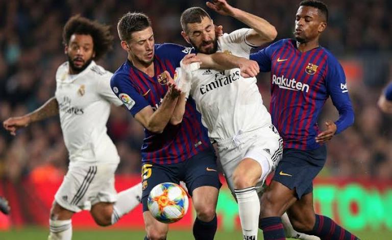 التشكيلة المتوقعة لقمة ريال مدريد وبرشلونة يستضيف نادي ريال مدريد مساء اليوم الأحد على ملعبه "سانتياغو برنابيو" غريمه التقليدي برشلونة في إطار منافسات الأسبوع الـ26 من الدوري الإسباني لكرة القدم.  وكشفت صحيفة "آس" الإسبانية، تشكيلة الفريقين المتوقعة لمبار
