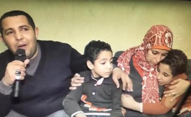 لم يجد لصّ ما يسرقه داخل عقار في عين شمس شرق العاصمة القاهرة، فقام بإيقاظ طفلين توأم من النوم وقرر اختطافهما، واتصل بوالدهما بعد أن تمكن من الهروب، وطلب فدية 200 ألف جنيه نظير إعادتهما.  وبعد مرور 10 ساعات على تلك الجريمة، تمكنت المباحث من القاء القبض على