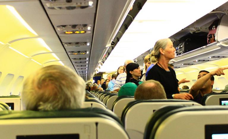 شجار زوجين على طائرة