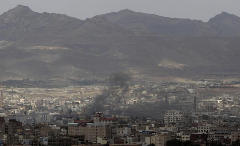 أعلنت مصادر عسكرية يمنية، أمس الأحد، مقتل قيادي حوثي في معارك مع قوات الجيش اليمني بمحافظة تعز جنوبي صنعاء.  وذكرت وسائل إعلام يمنية، أن القيادي عبدالله المؤيد، قتل إلى جانب 9 آخرين من مسلحي الحوثيين، في معارك عنيفة اندلعت بين الطرفين قرب مدينة المخا، إثر
