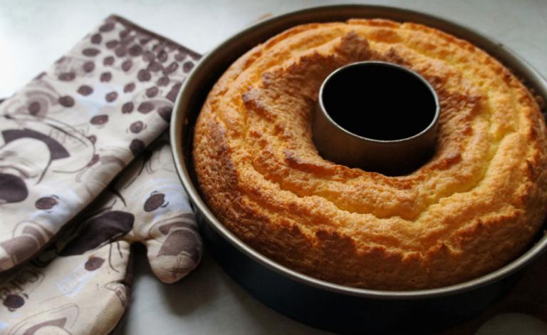 إخراج الكيك من القالب