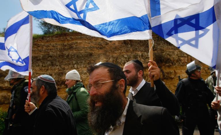 مستوطنون يؤدون طقوسا تلمودية أمام المسجد الأقصى
