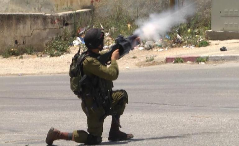 إطلاق جندي قنابل غازية صوب الفلسطينيين