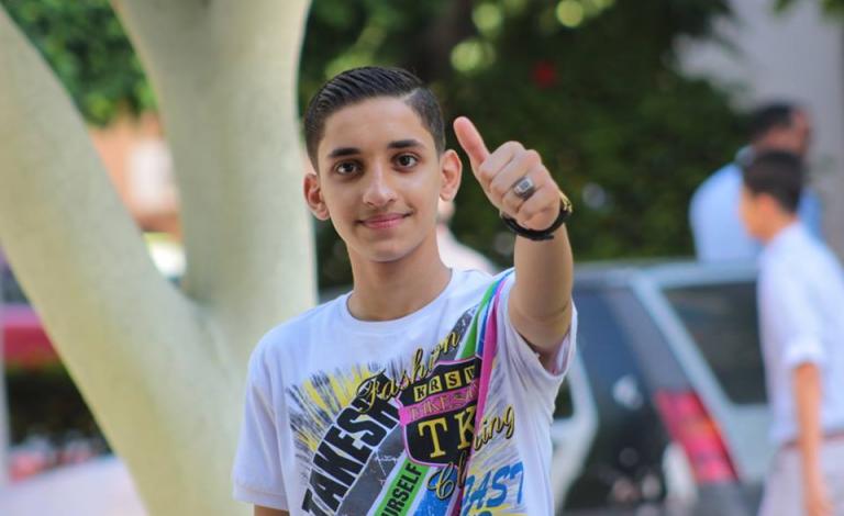 يسيرُ في دربِ الأملِ، ممتشقًا قلمَه، يتلّحفُ بصحائفِ الكفاحِ والفلاحِ والنّجاح، رغم خطواتِه الماضيةِ على صفائحِ الحياةِ الملتهبةِ، سماؤه عزيمةٌ من صخرٍ وأرضُه إرادةٌ من حديدٍ، عاشَ أمسَه بين حلقاتِ العلمِ والإيمانِ، وتألّق في حاضرِه في شتّى المجالاتِ، وتر