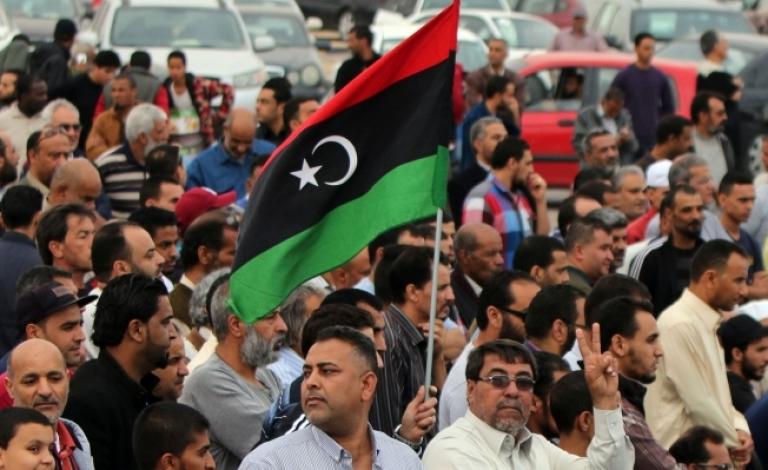 كشفت صحيفة 'الغادريان' البريطانية في تقرير لها عن خريطة أميركية لتقسيم ليبيا إلى ثلاث دول، في مقترح لـ'حل' الأزمة الليبية.  ونقل معدا التقرير جوليان برغر، وستيفاني كيرشغاسنر، أن مسؤولا أميركيا رسم أمام دبلوماسي أوروبي، خريطة لتقسيم ليبيا إلى ثلاث دول.  وأ