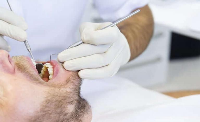 التهاب-اللثة-الأنواع-والأسباب-والعلاج-والعلاجات-المنزلية-وعوامل-الخطر-gingivitis-feat-1280x720