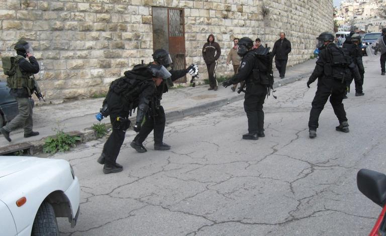 الاحتلال يمطر بقنابل الغاز السام والمياه العادمة جنوب الاقصى