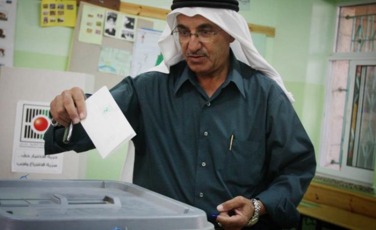 الحكومة تقرر تأجيل الانتخابات البلدية بالضفّة 