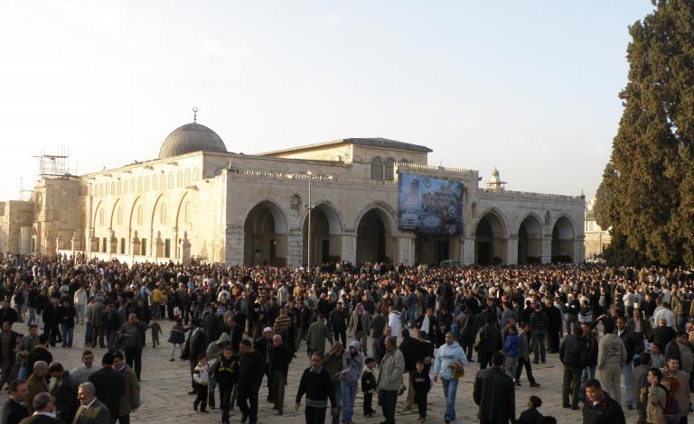 الاحتلال يبعد مسنا عن المسجد الأقصى لـ6 أشهر