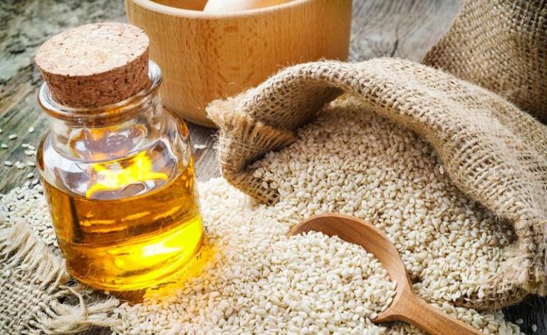 يتميّز زيتُ السمسم بأنه من الزيوت الخفيفة وغير المكلفة، بالإضافة إلى رائحتهِ الجميلةِ والمميّزة التي تميّزه عن غيره من الزيوت. كما إنه من الزيوت المضادّة للبكتيريا، ما يجعله بارعاً في العناية بجمالِك، لاسيّما في ما يتعلّق بشِفاء الجروح وعلاج الالتهابات،إض