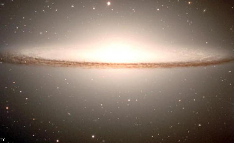 اكتشف علماء فلك، وجود ثقبين أسودين خلف ستار من الدخان، في الفضاء الخلفي للكون، قائلين إنهما ظلا غير قابلين للرصد حتى الآونة الأخيرة. وبحسب ما نقلت سكاي نيوز، فإن مرصد وكالة الفضاء الأميركية 