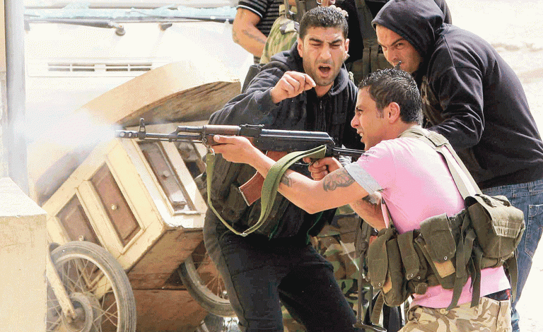 شهدت شوارع مخيم عين الحلوة بمدينة صيدا، جنوب لبنان، منذ ساعات صباح الثلاثاء وليلة أمس، اشتباكات مسلحة وتفجير قنابل في مناطق الشارع الفوقاني ومفرق سوق الخضار ومفرق بستان القدس. وقد أصيب نتيجة إطلاق النار والقنص الطفل عرفات برصاصة في رأسه، نجل شارلي احد عنا