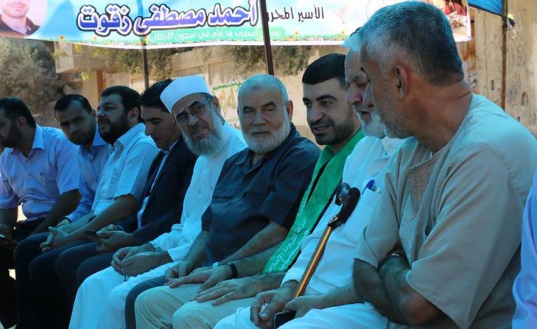 نواب المحافظة الوسطى خلال زيارة المحرر زقوت