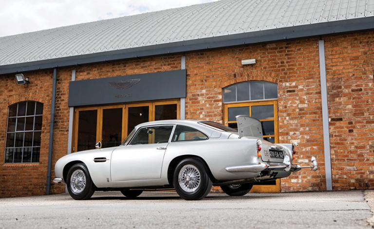 مزودة بأسلحة متنوعة... أشهر سيارات "جيمس بوند" معروضة للبيع