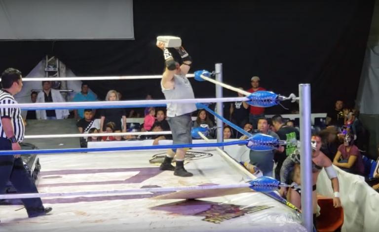 مصارع يضرب خصمه بحجر "بلوك"