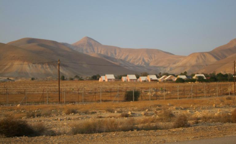 Israeli_Settlers_Settlements_on_the_other_side_of_the_street
