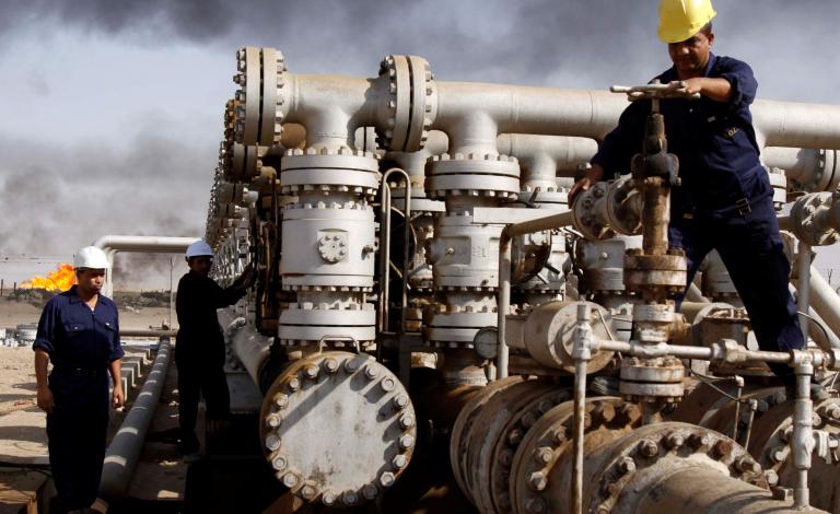 النفط يرتفع لتوقعات بفوز كلينتون لكن الدولار وأوبك يكبحانه