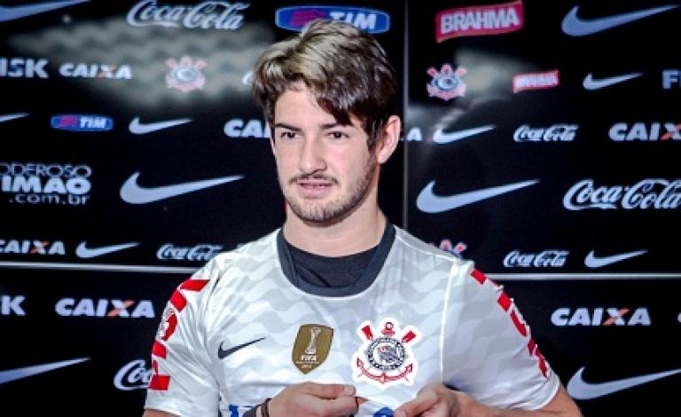 11jan2013-atacante-alexandre-pato-exibe-o-escudo-do-corinthians-durante-a-sua-apresentacao-oficial-1357917009163_1920x1080
