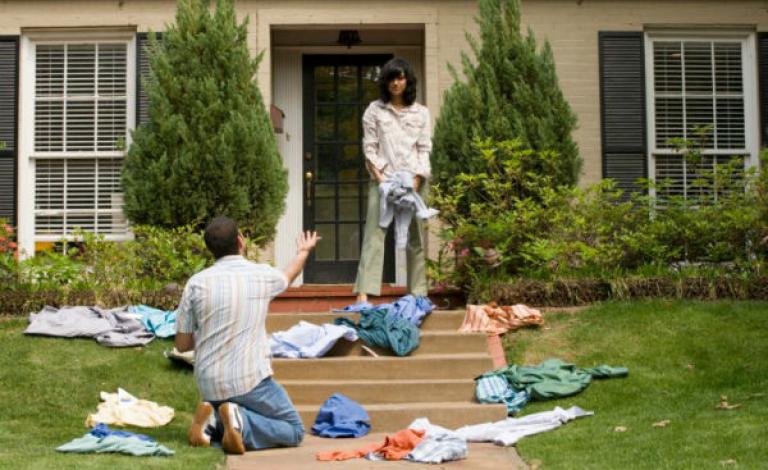 إعتدت إمرأة شرسة على سائق سيارة بالركلات واللكمات وسط المارة في أحد شوارع مقاطعة راموس ميخيا بالقرب من العاصمة الأرجنتينية بونيس آيرس، وذلك بعد أن خبطها بسيارته من الخلف خبطة ضعيفة لا تستحق ما فعلته.  الفيديو الذي نشرته صحيفة 