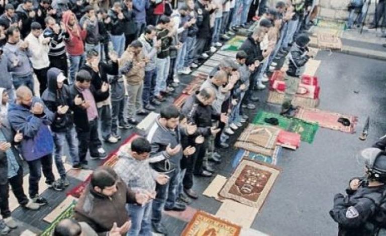 مقدسيون يؤدون صلاة الجمعة على "الإسفلت" احتجاجا على هدم المنازل