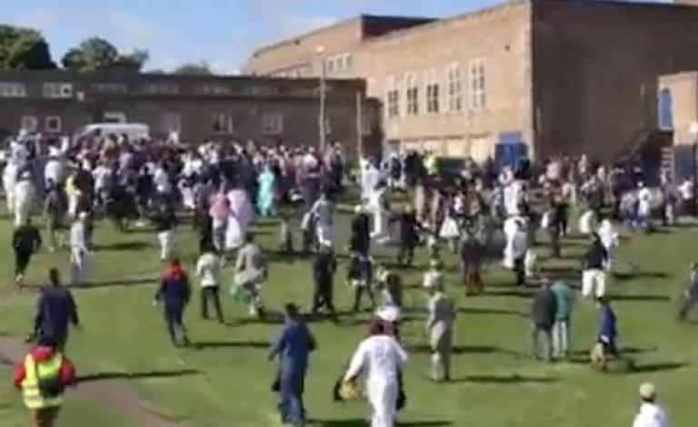 سيارة تدهس مسلمين محتفلين بعيد الفطر في بريطانيا