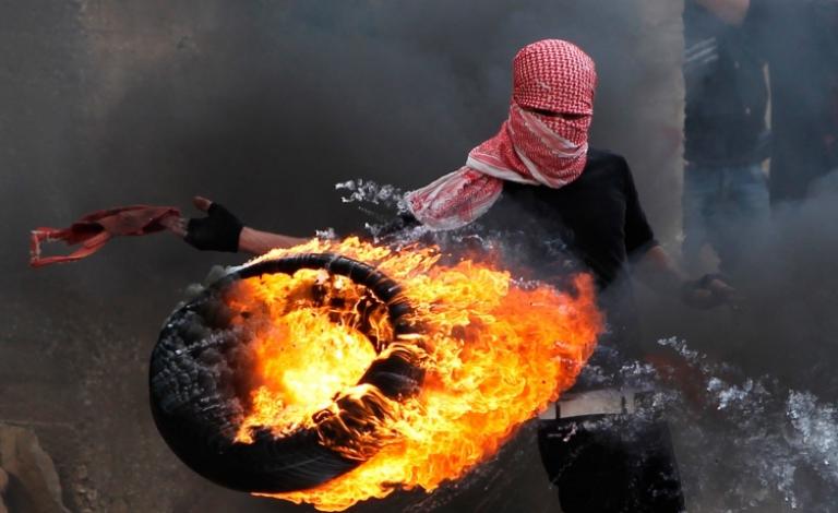 الشاب الثائر من غزة