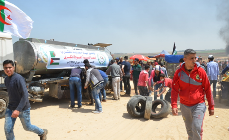 المبادرة الجزائرية توفّر مياه الشُرب للمشاركين بمسيرات العودة
