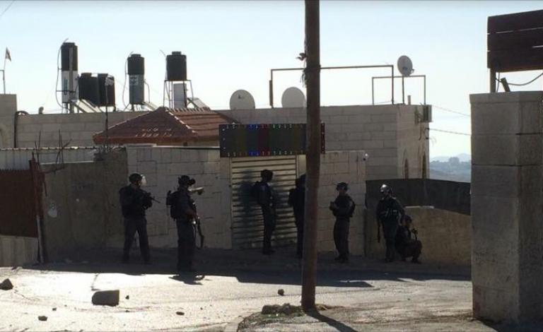 شرعت قوات الاحتلال الإسرائيلي، صباح اليوم الأربعاء، بإغلاق منزل الشهيد فادي القنبر، في حي جبل المكبر جنوب شرق القدس المحتلة، بالإسمنت المسلح "الباطون".  وقال مراسلنا إن قوة كبيرة من جنود وآليات الاحتلال اقتحمت المنطقة، ونصبت حواجز عسكرية فيها، وضربت طوقاً