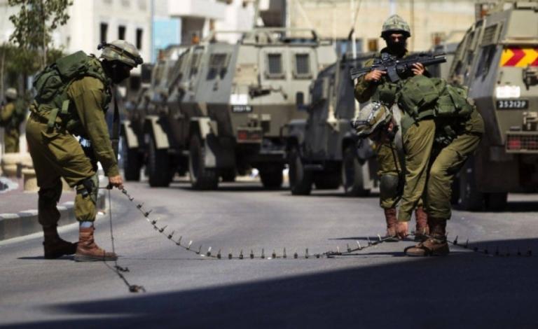 الاحتلال يغلق مكتبتين وينصب حواجز في الخليل