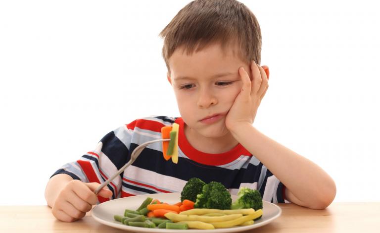 crianca-comendo-cara-feia-comida