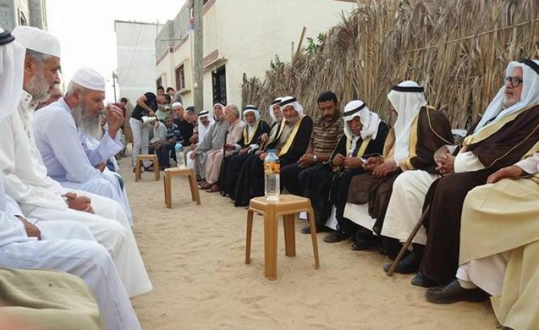 "الداخلية" ترعى صلحاً بين عائلتي العبادلة وعواد بخان يونس