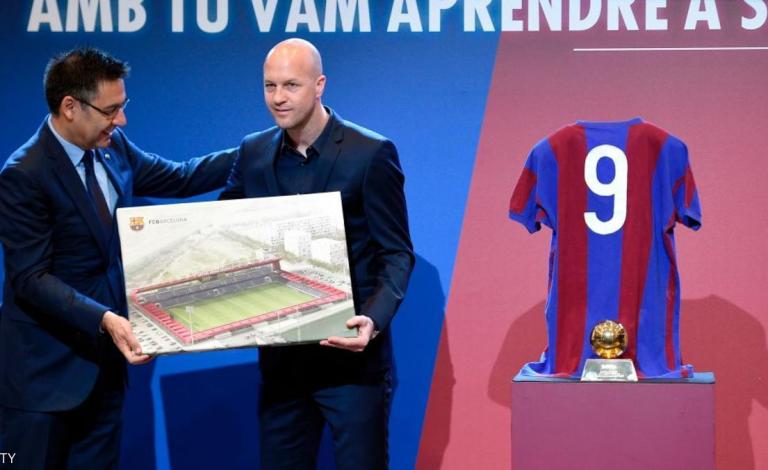 برشلونة يكرم كرويف بملعب وتمثال