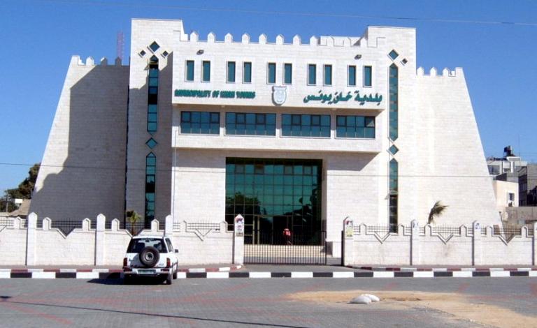 بلدية خان يونس تجمع وتُرحل نفايات المدينة