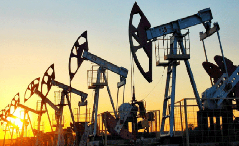 المعروض الأميركي يهبط بأسعار النفط