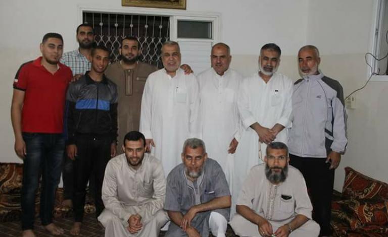 صورة خبر زيارة حماس عوائل شهداء وأسرى المغازي