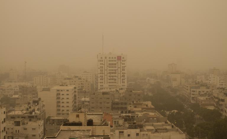 أجواء مغبرة في مدينة غزة