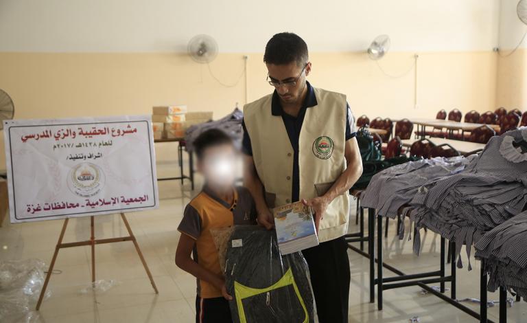 الجمعية الإسلامية توزع الحقيبة والزي المدرسي