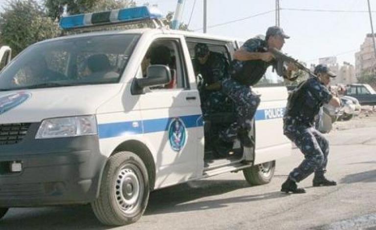 القبض على شخصين بتهمة سرقة ونشل أجهزة محمولة بالخليل