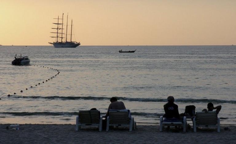 أكد فلاديمر سوسنوف، رئيس القسم القنصلي في السفارة الروسية في تايلاند، أن السلطات التايلاندية تمكنت من إنقاذ سائح روسي تاه في البحر مدة يوم كامل قبالة إحدى الجزر التايلاندية.  ووفقا للمسؤول فقد 