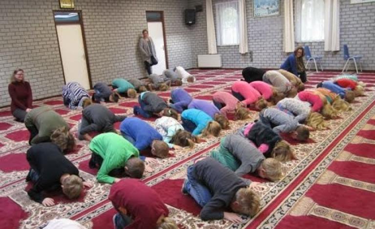أطفال هولنديون يؤدون الصلاة