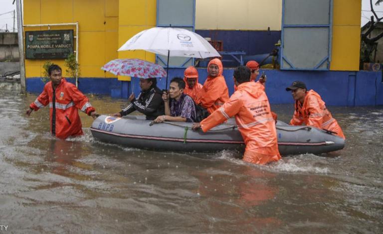 تسببت الأمطار الغزيرة في إندونيسيا بفيضان المجاري وقنوات الصرف الصحي وغمرت الطرقات وآلاف المنازل في العاصمة. وقالت وكالة التخفيف من آثار الكوارث إن أكثر من 50 منطقة ضربتها الفيضانات في جاكرتا، إذ وصل ارتفاع المياه إلى نحو 1.5 متر في شرق العاصمة، ولم تستطع