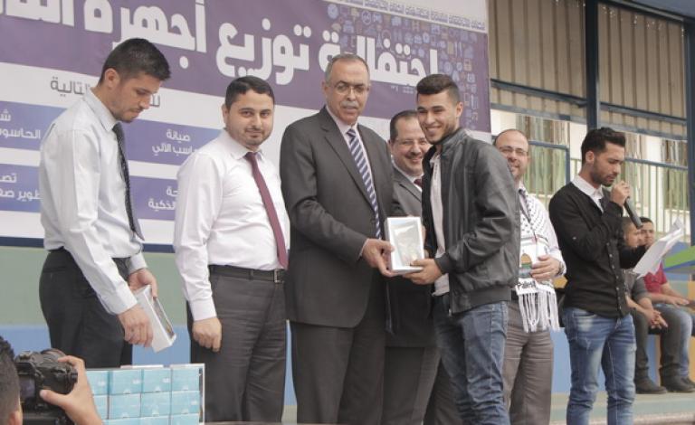 الكلية الجامعية توزع أجهزة Tablet متطورة على طلبتها