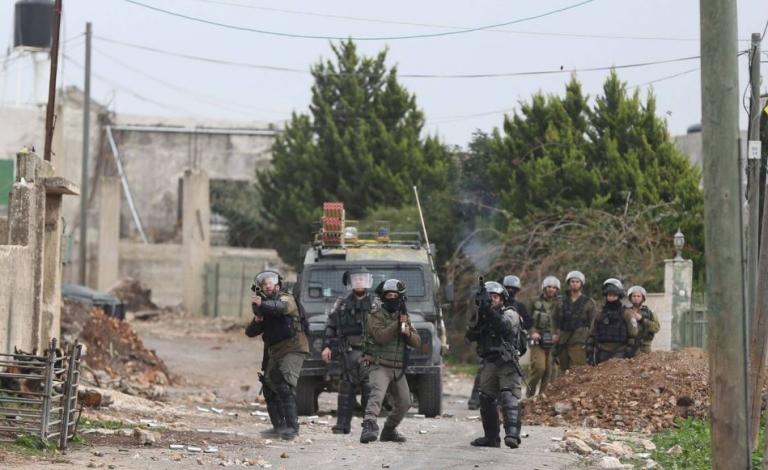 الاحتلال يعتقل أفراد دورية للضابطة الجمركية قرب "ترقوميا"