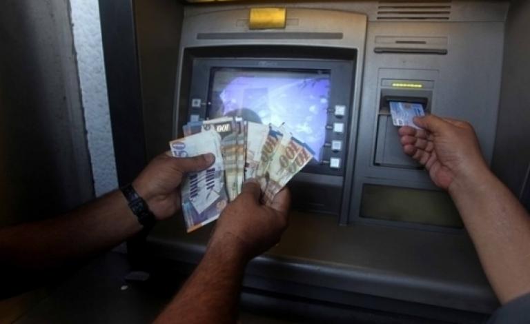 صرف رواتب لموظفي السلطة