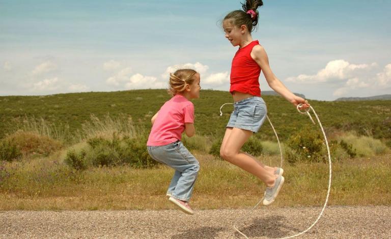 رياضة قفز الحبل للأسف أصبحت من الرياضات التي لا يهتم بها البعض برغم أن فوائدها كثيرة لا تحصي، فهي بالإضافة إلى أنها تساعد على إنقاص الوزن، لها فوائد أخرى لأجسامنها منها:  تعزيز صحة القلب  تقول الدراسات إن قفز الحبل يزيد من معدلات ضربات القلب بشكل يجعل الج