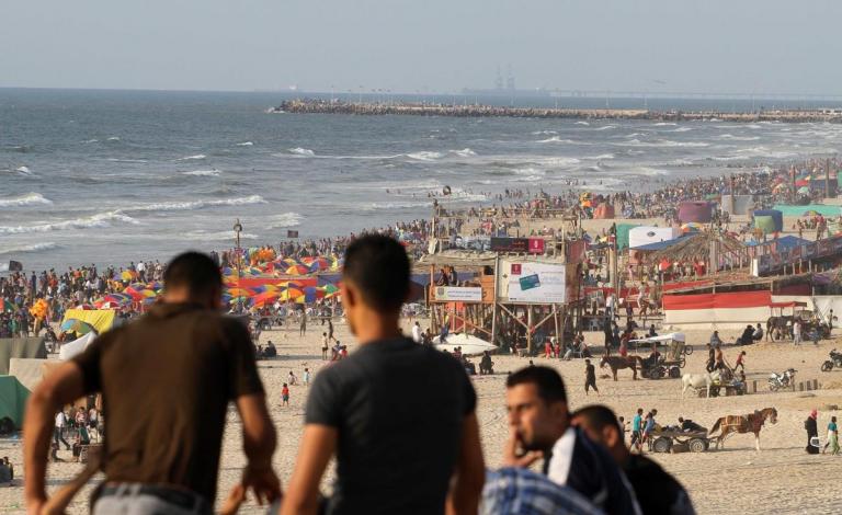 مواطنون يصطفون على شاطئ بحر مدينة غزة