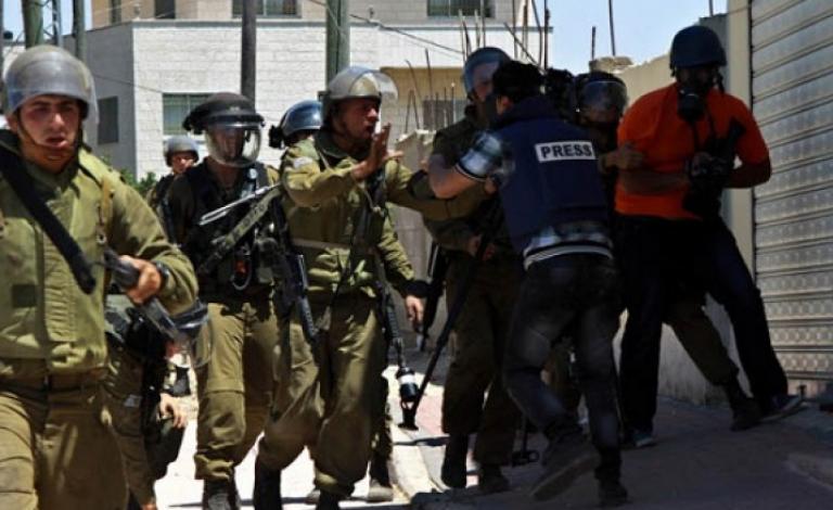 تقرير: 88 انتهاكاً بحق الصحفيين خلال إبريل