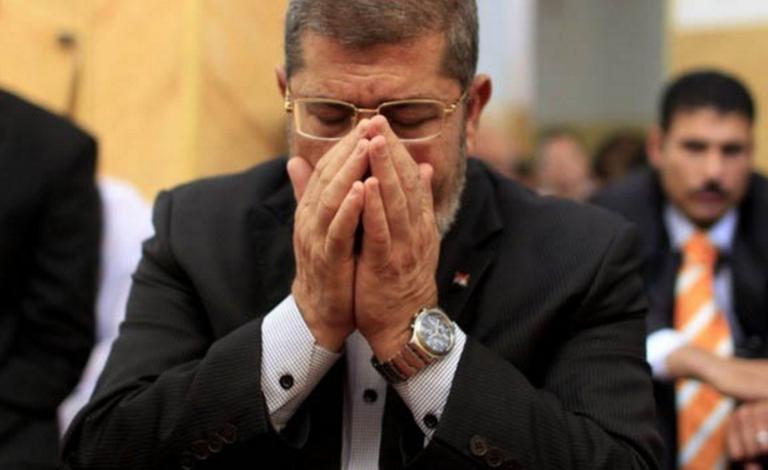 شاهد: مقدسيون يستذكرون مرسي في الأقصى بتهنئة العيد