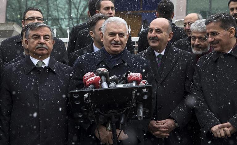 أعرب رئيس الوزراء التركي، بن علي يلدريم، عن أمله في أن يتحول اتفاق وقف إطلاق النار في سوريا إلى سلام دائم، وأن يتوقف قتل المزيد من المدنيين والأبرياء.   وأضاف يلدريم في تصريح صحفي عقب أدائه صلاة الجمعة في العاصمة التركية أنقرة، "آمل أن يتحول اتفاق وقف إطل